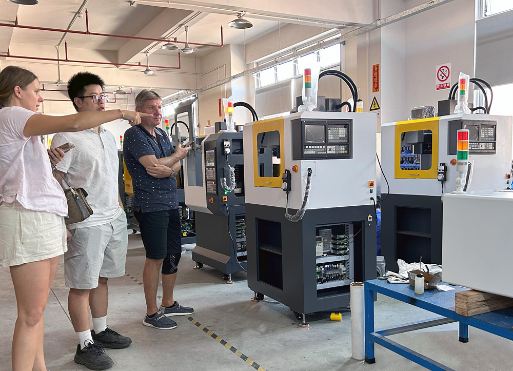 育菁裝備桌面級數(shù)控機床產(chǎn)車間